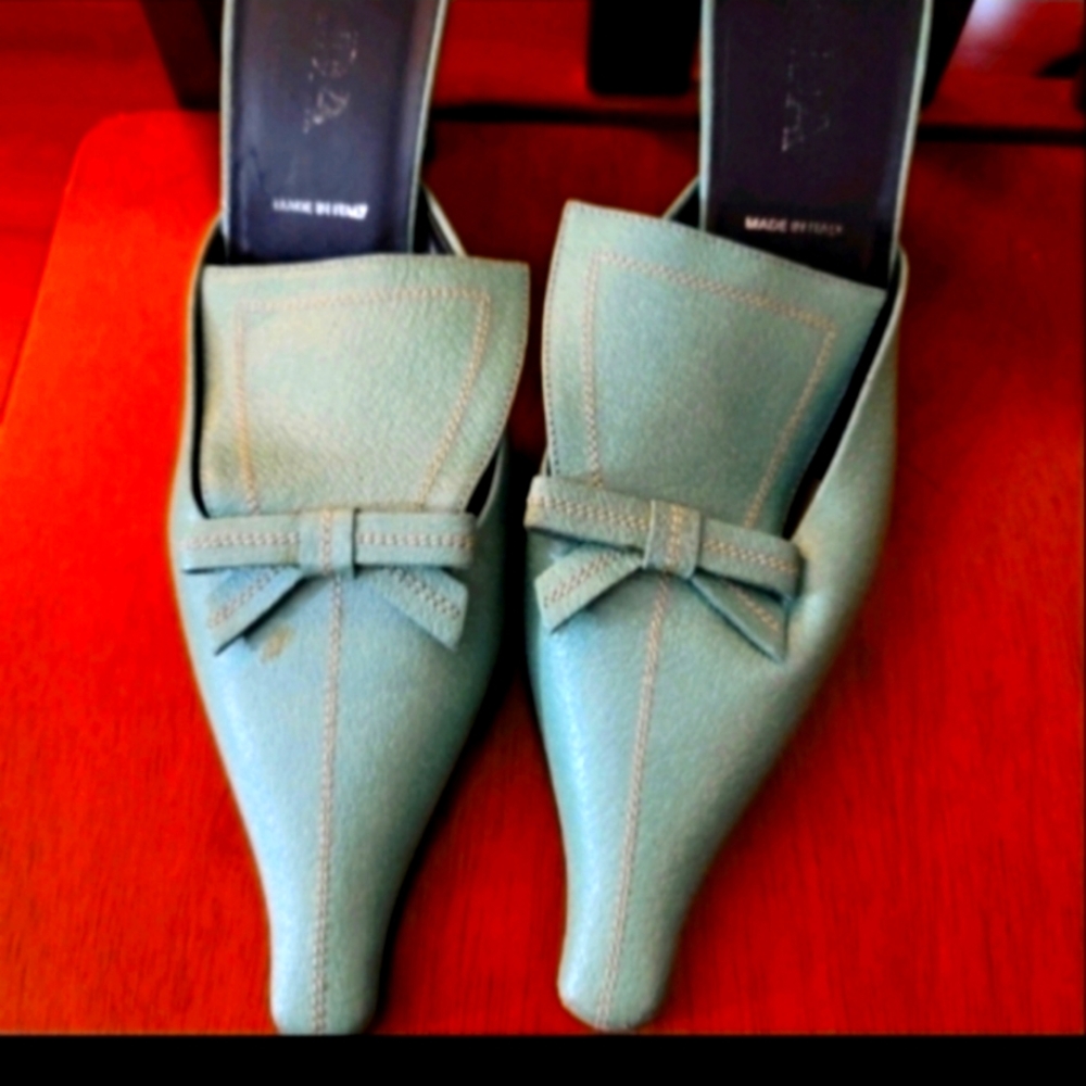 Vintage Prada also known as pointed whiches shoe. ⚠️ the tongue sits pos to trip